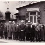 Муфтий Ростовской области Джафар хазрат Бикмаев с прихожанами мечети г. Ростова-на-Дону, на ул. Туркестанской 28. 1983 год.  